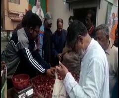 দক্ষিণ দমদম পুরসভায় স্বল্পমূল্যে পেঁয়াজ বিক্রি তৃণমূলের, জলপাইগুড়িতে দুর্ঘটনা ঘিরে ধুন্ধুমার, হেডলাইনস ফটাফট