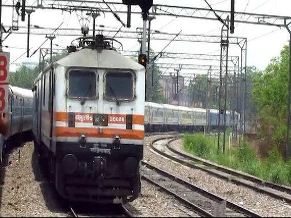 धुंध की वजह से लेट चल रही हैं ये ट्रेनें