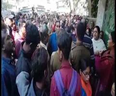 বারাসাতে কালীকৃষ্ণ গার্লস হাইস্কুলে পঞ্চম শ্রেণিতে পড়ুয়া ভর্তিকে কেন্দ্র করে বিক্ষোভ 