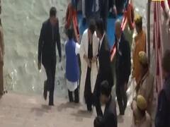 Priyanka Gandhi वाराणसी पहुंचीं, पंचगंगा घाट पर श्रीविद्यामठ में किया पूजा पाठ