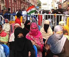 Reporter Stories: সিএএ-এনআরসি বিরোধিতায় বিক্ষোভ অবস্থান, কলকাতা পুরসভার সামনে ধুন্ধুমার