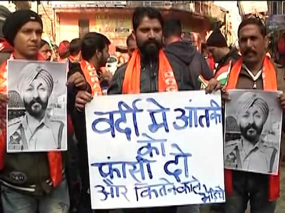 Economy worsens but Congress-BJP busy in Davinder's religion | Master Stroke