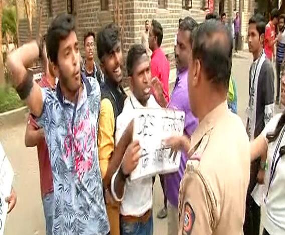 Fergusson College | 'मी सावरकर' कार्यक्रमावरुन फर्ग्युसन महाविद्यालयात राडा | ABP Majha