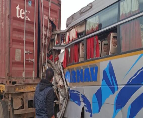 Nagpur Accident | लग्नाचं वऱ्याड घेऊन जाणाऱ्या बसला अपघात, 4 जणांचा मृत्यू | ABP Majha