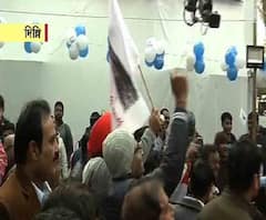 Delhi Election: আম আদমি পার্টির দফতরে শুরু বিজয়োৎসব