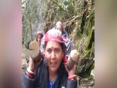 HP: Women carry pregnant woman on shoulders to reach hospital