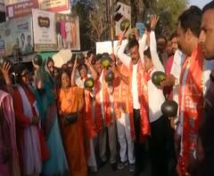 Shivsena Protest | राजकीय आंदोलनाचा 'जळगाव पॅटर्न', टरबूज फोडून फडणवीसांचा निषेध | ABP Majha