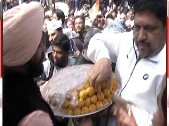 Delhi Election Results: फाइनल नतीजों से पहले AAP दफ्तर में बंटे लड्डू, समर्थक रुझानों से गदगद