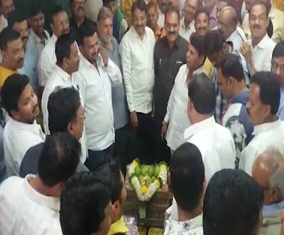 Alphanso Mango | कोकणचा राजा पुण्यात दाखल, 21 हजार 500 रूपये पेटीची विक्री | ABP Majha