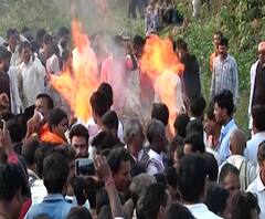 Hinganghat Woman Death | हिंगणघाटच्या पीडितेला अखेरचा निरोप देण्यासाठी दारोडा गावात गावकऱ्यांची गर्दी