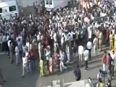 Namaste Trump: Trump के स्वागत के लिए Motera Stadium से बाहर भारी भीड़