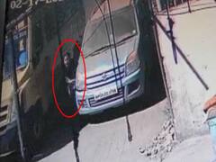 जबलपुर: स्कूल बस ने बच्ची को मारी टक्कर, बाल-बाल बची जान