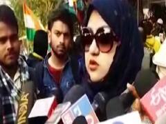 AMU में चल रहे प्रदर्शन में शामिल हुईं Munawwar Rana की बेटी सुमैया