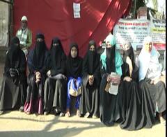 Solapur CAA NRC Protest | सीएए, एनआरसीच्या विरोधात सोलापुरात महिनाभरापासून शांततेत आंदोलन