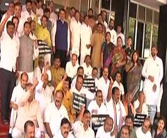 Vidhanbhavan Protest | विधिमंडळाच्या पायऱ्यांवर भाजप आमदारांचं आंदोलन, शेतकरी कर्जमाफी, महिला अत्याचारावरून घोषणाबाजी