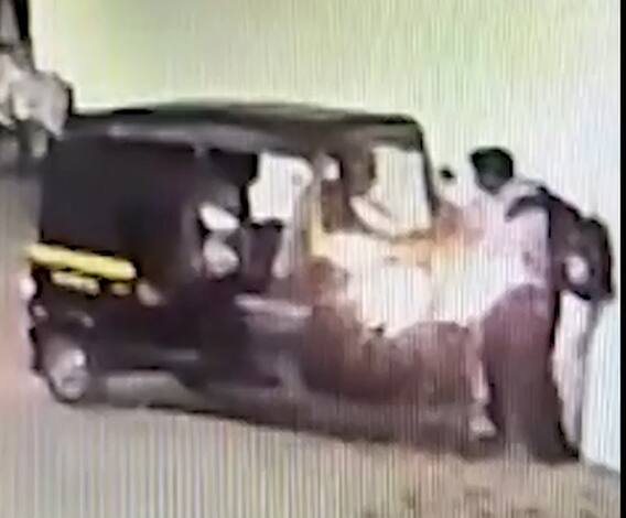 Aurangabad Robbery | प्रवाशांनो सावधान! लुटमारीच्या उद्देशानं रिक्षा घातली अंगावर | ABP Majha 