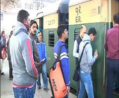 সপ্তাহের প্রথমদিনে ট্রেন বাতিল হওয়ায় চরমে যাত্রী দুর্ভোগ, সব স্টেশনে দাঁড়িয়ে চলছে গ্যালপিং ট্রেন