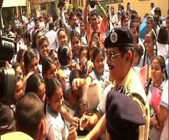 মনোবল বাড়াতে পরীক্ষাকেন্দ্রে কলকাতার পুলিশ কমিশনার, পরীক্ষার্থীদের হাতে তুলে দিলেন গোলাপ