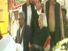 फिर Shaheen Bagh पहुंचे वार्ताकार Sanjay Hegde और Sadhana Ramachandran