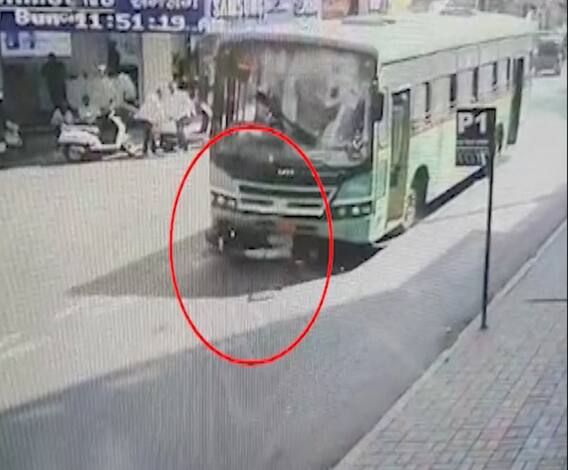 Pune | पुण्यात दुचाकीचा भीषण अपघात, दृश्य सीसीटीव्ही कॅमेऱ्यात कैद | ABP Majha