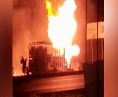 Solapur Gas Tanker Fire | गॅस टाक्या घेऊन जाणाऱ्या ट्रकला भीषण अपघात, सोलापूर- तुळाजापूर महामार्गावर ट्रकचा अपघात 