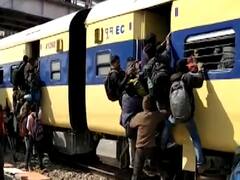 Bihar: रोजगार की तलाश में जान जोखिम में डाल ट्रेन के इंजन पर सवार हुए छात्र