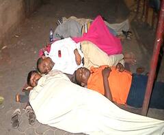 Maratha Andolan | आमदार निवास सोडायला सांगितल्याने रात्रीच्यावेळी मराठा आंदोलनकर्ते फूटपाथवर, 29 दिवसांपासून मराठा आंदोलन सुरू