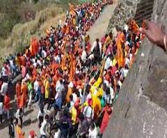 Shiv Jayanti 2020 | शिवनेरीवर शिवप्रेमींची मोठी गर्दी, जीव धोक्यात घालत शिवप्रेमींचा गडावरुन उतरण्याचा प्रयत्न | ABP Majha