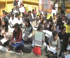 UPSC Maratha Students | यूपीएससीच्या मराठा विद्यार्थ्यांचं दिल्लीत जंतरमंतरवर आंदोलन | ABP Majha