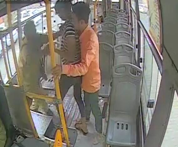 CCTV | पुण्यात धावत्या बसमध्ये कंडक्टरला लुटण्याचा प्रयत्न | ABP Majha