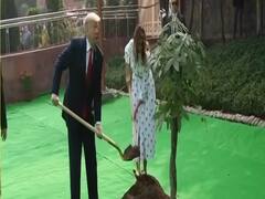 Donald Trump ने पत्नी Melania के साथ Rajghat में लगाया पौधा