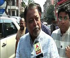 প্রতারণা, হুমকি ও অপরাধমূলক ষড়যন্ত্রের মামলায় জিজ্ঞাসাবাদের জন্য কালীঘাট থানায় মুকুল রায় 