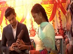 Kartik takes Purnima out for shopping | Kartik Purnima