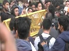 CAA Protest: संसद मार्च निकालने से रोकने पर जामिया के छात्रों और पुलिस के बीच झड़प