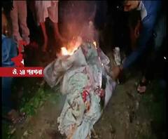 বধূ পাচারের অভিযোগে প্রতিবেশী বৃদ্ধার বাড়িতে হানা, মিলল লক্ষাধিক টাকার মাদক