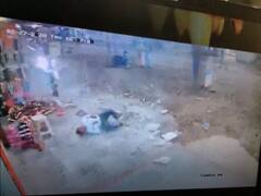 વલસાડઃ ઉંમરગામમાં બિલ્ડિંગનો સ્લેબ યુવક પર પડ્યો, સામે આવ્યા સીસીટીવી