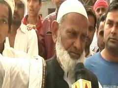 Delhi: कर्दमपुरी में मंदिर की सुरक्षा के लिए पहरा दे रहे मुस्लिम समुदाय के लोग