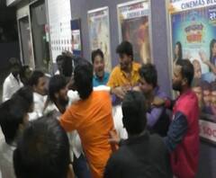 Beed Crime | बीडमध्ये चित्रपट गृहासमोर अभिनेता आणि दिग्दर्शकाला बेदम मारहाण | ABP Majha