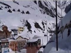बद्रीनाथ धाम में रिकॉर्डतोड़ बर्फबारी, सड़कों पर 7 से 8 फीट तक बर्फ इकट्ठा