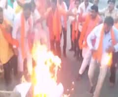 Nanded | वारिस पठाणांचा प्रतिकात्मक पुतळा जाळताना शिवसैनिक पेटला | ABP Majha