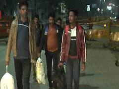 Delhi Violence: हिंसा के डर से लोग कर रहे हैं पलायन, कामकाज हुआ ठप 