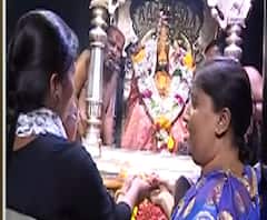 Tuljapur | हिंगणघाटच्या पीडित तरुणीच्या प्रकृतीसाठी तुळजाभवानीकडे साकडं, आई तुझ्या लेकीला श्कती दे!