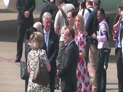 નમસ્તે ટ્રંપઃ સૌથી પહેલા એરફોર્સ વનમાંથી કોણ આવ્યું બહાર? જુઓ વીડિયો