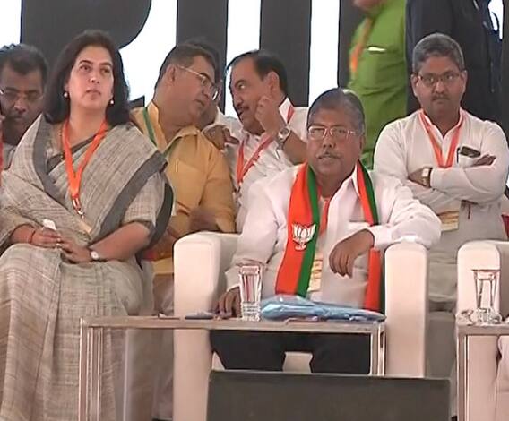 आयारामांना मान, निष्ठावंतांचा अपमान? भाजपच्या मंचावर एकनाथ खडसेंना दुसऱ्या रांगेत स्थान | ABP Majha