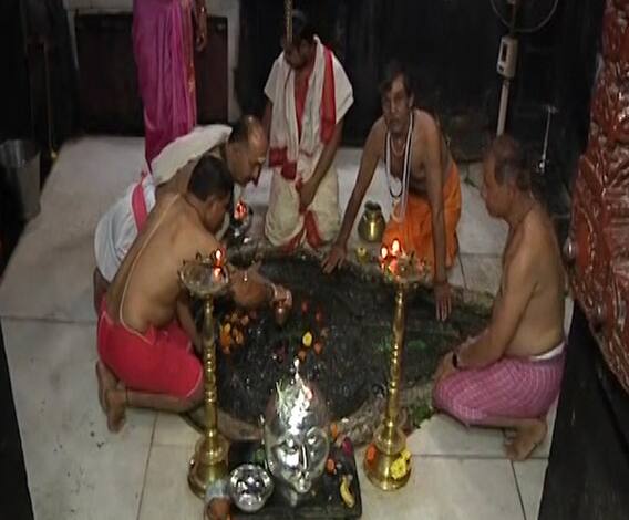 Maha Shivratri | महाशिवरात्रीला त्र्यंबकेश्वर मंदिराच्या गर्भगृहात भाविकांना प्रवेशबंदी | ABP Majha 