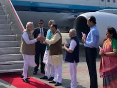 એરપોર્ટ પર ઉતર્યા પછી નરેન્દ્ર મોદીએ ચાલતાં ચાલતાં કોની સાથે કરી લાંબી વાતચીત ? જુઓ વીડિયો 