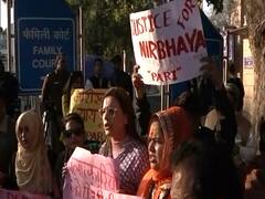 Nirbhaya case: निर्भया के हत्यारे फांसी से बचने के लिए मां को बना रहे हैं ढाल