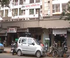 Hawkers Zone | दादरच्या मनसे कार्यालयाबाहेर फेरीवाल्यांसाठी राखीव जागा, शिवसेना-मनसेत जुंपण्याची चिन्ह