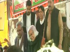 Shaheen Bagh में 2 महिलाओं के साथ बैरिकेट देखने पहुंची Sadhana Ramachandran