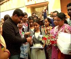 Reporter Stories: মাধ্যমিকের প্রথম দিনে স্থানীয় বোরো চেয়ারম্যানের উদ্যোগে উল্টোডাঙায় পরীক্ষার্থীদের গোলাপ, বোর্ড দিয়ে শুভেচ্ছা